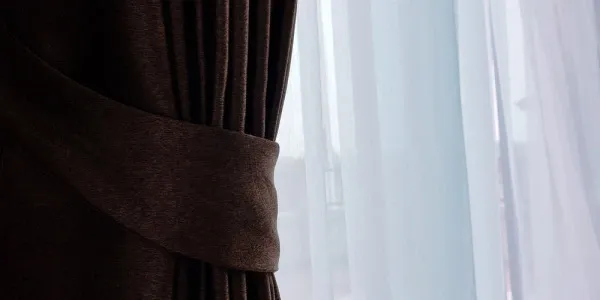 Jak powiesić firanki bez karnisza?